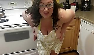 Amateurish Grand Titty BBW Shows elsewhere Chapfallen Piecing together with Scullery Wearing Unparalleled an Apron